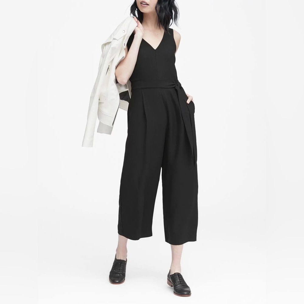 Banana Republic Women’s cropped v-neck sleeveless jumpsuit with belt - size 2